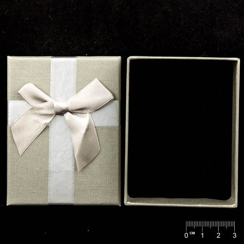 Boîte cadeau avec ruban gris soie